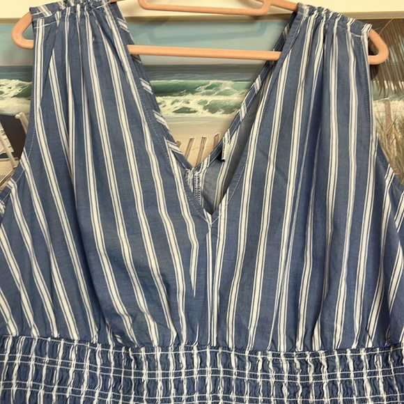 Old Navy deep V cotton /chambray top - Picture 2 of 6